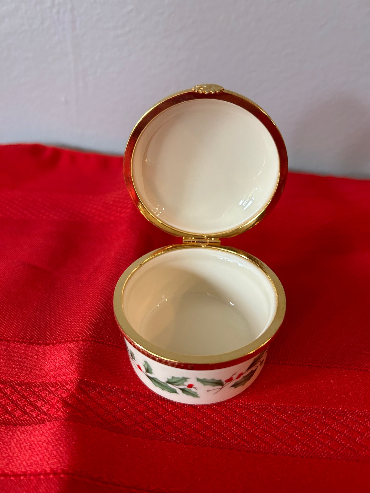 Lenox Holly Berry Hinged Box Ring Christmas Porcelain Keepsake Trinket