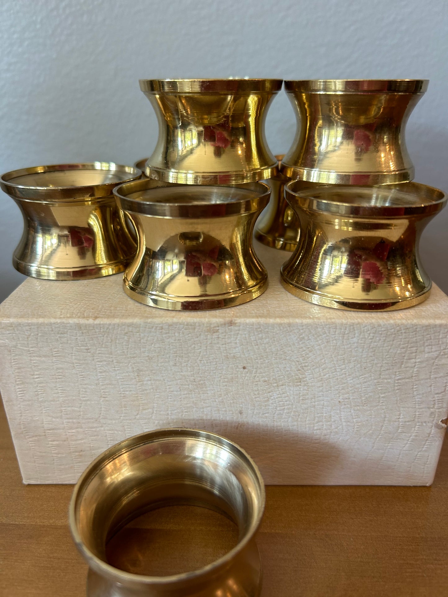 Set of 8 Brass Napkin Rings Shiny Round Shape