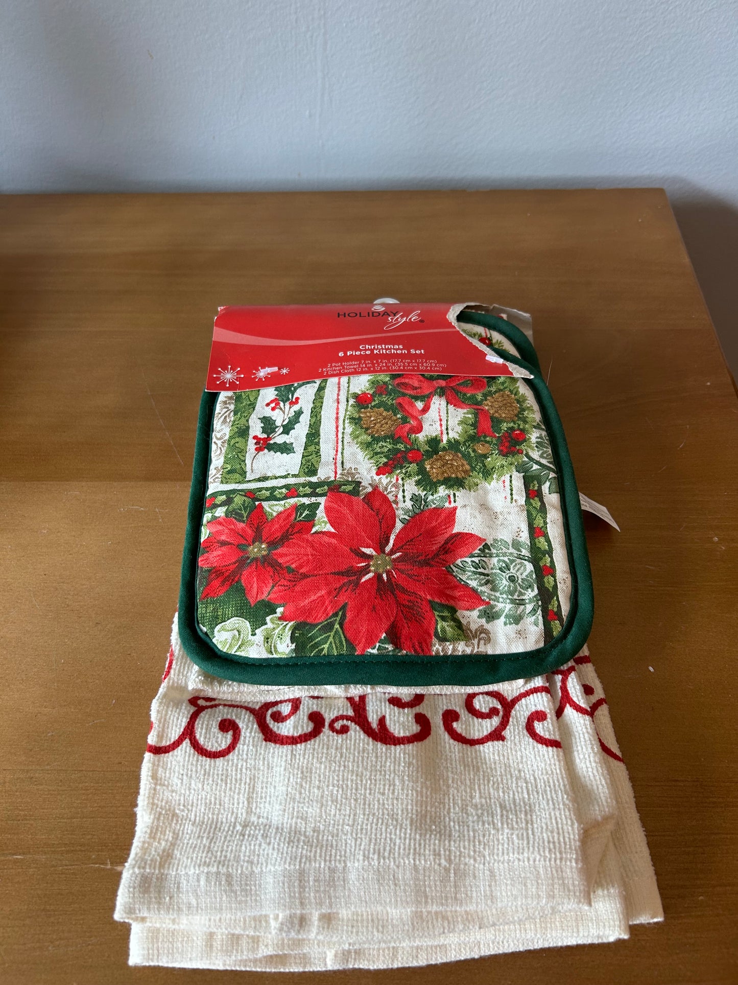 Holiday Style Christmas 6 piece Kitchen Towel Set Pot Holders