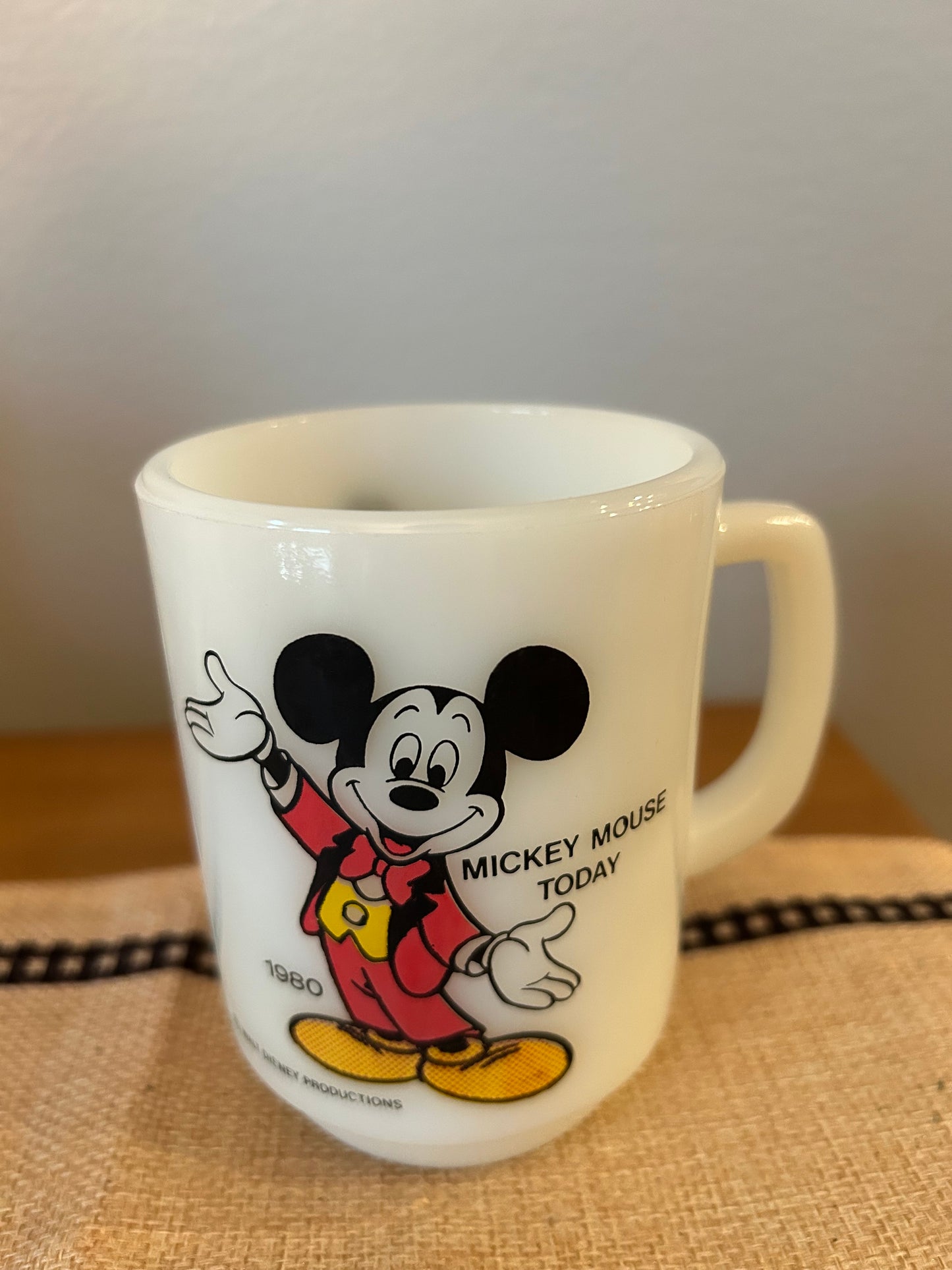 VTG FIRE KING ANCHOR HOCKING MICKEY MOUSE MILK GLASS MUG