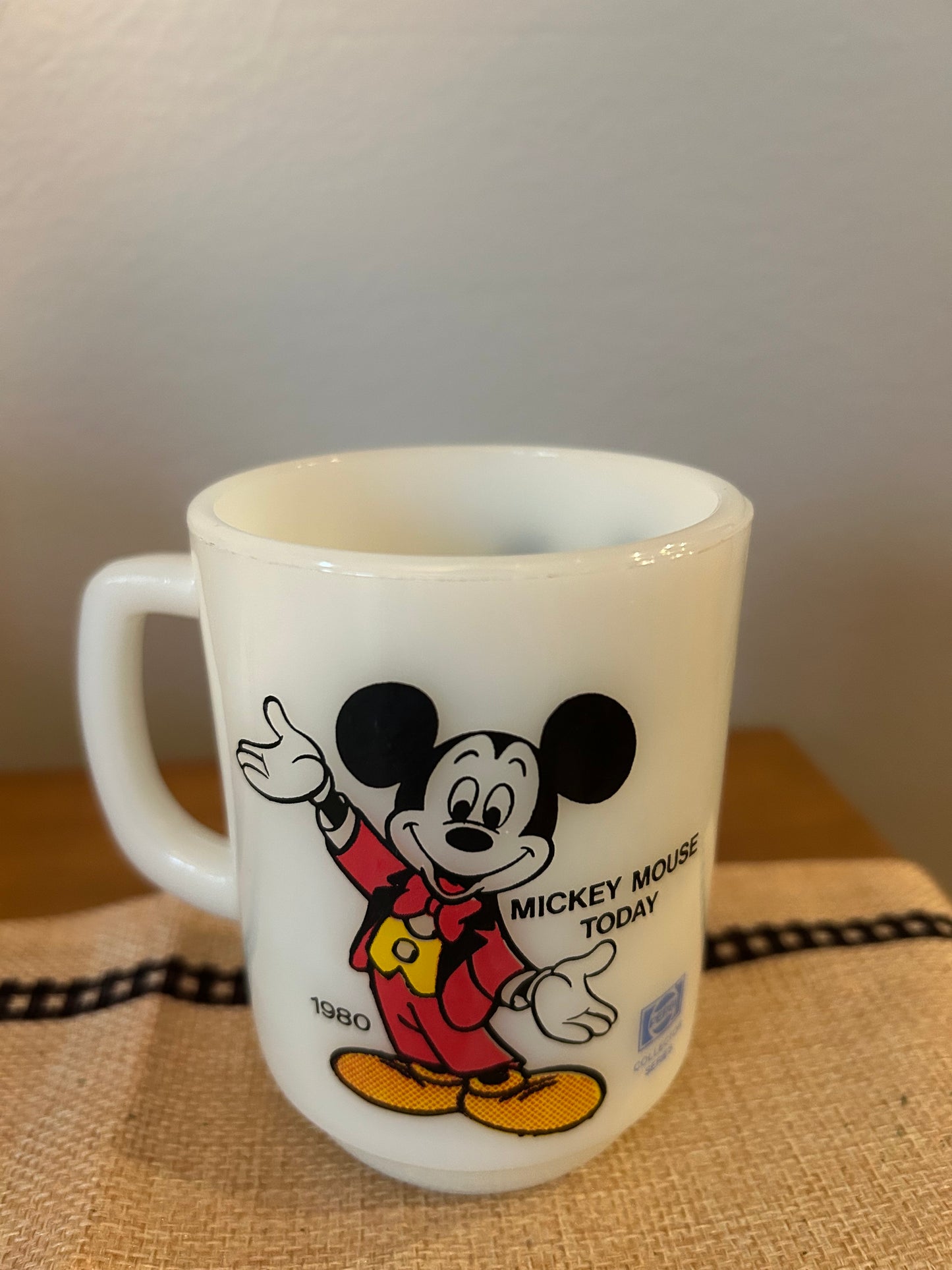 VTG FIRE KING ANCHOR HOCKING MICKEY MOUSE MILK GLASS MUG