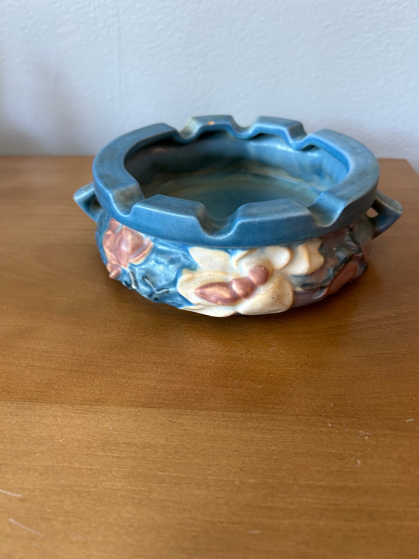 Roseville Pottery Magnolia Ashtray, Shape 28, Blue White & Tan