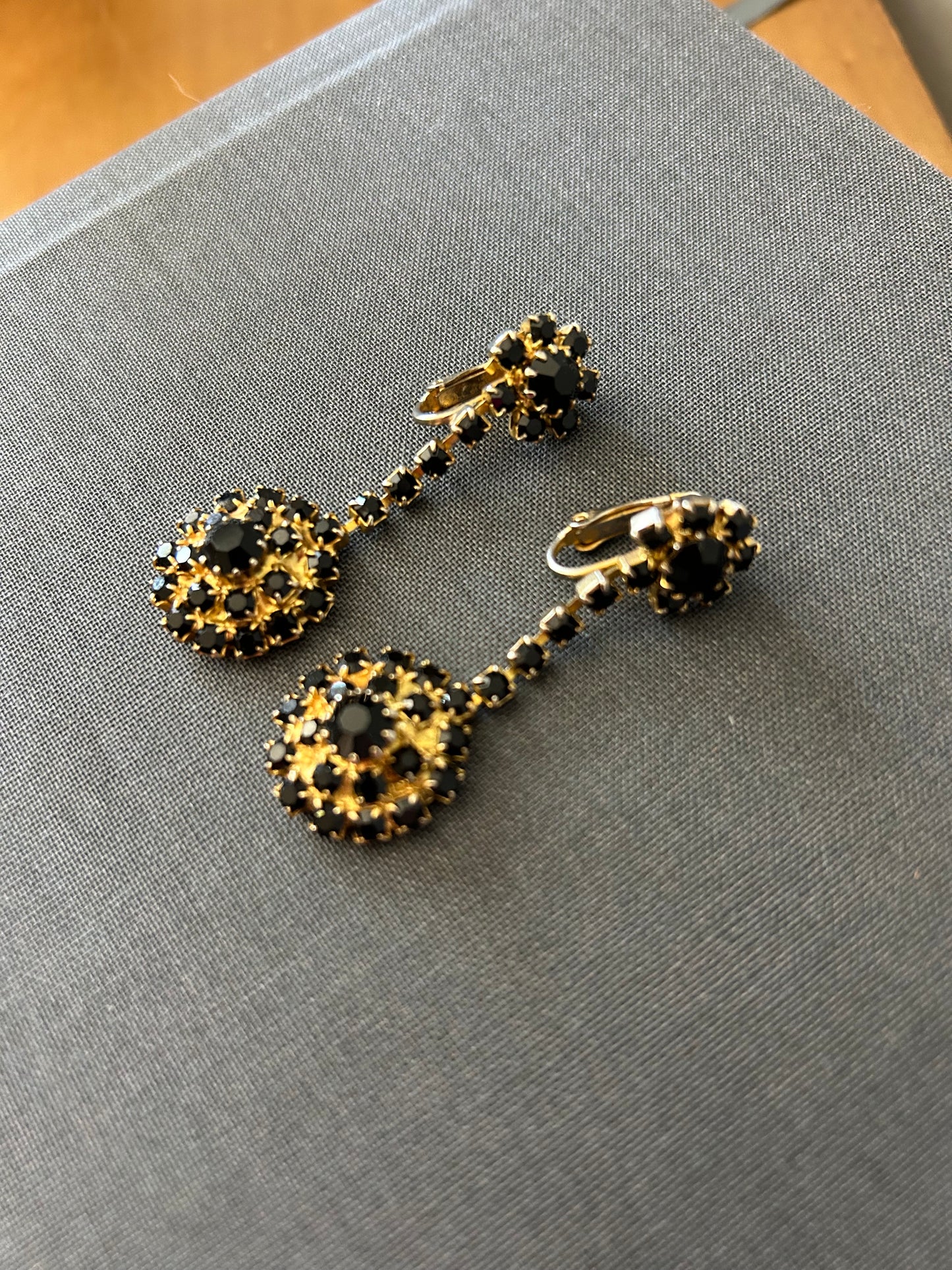 VINTAGE ESTATE Black Rhinestone Dangle Earrings clip-on