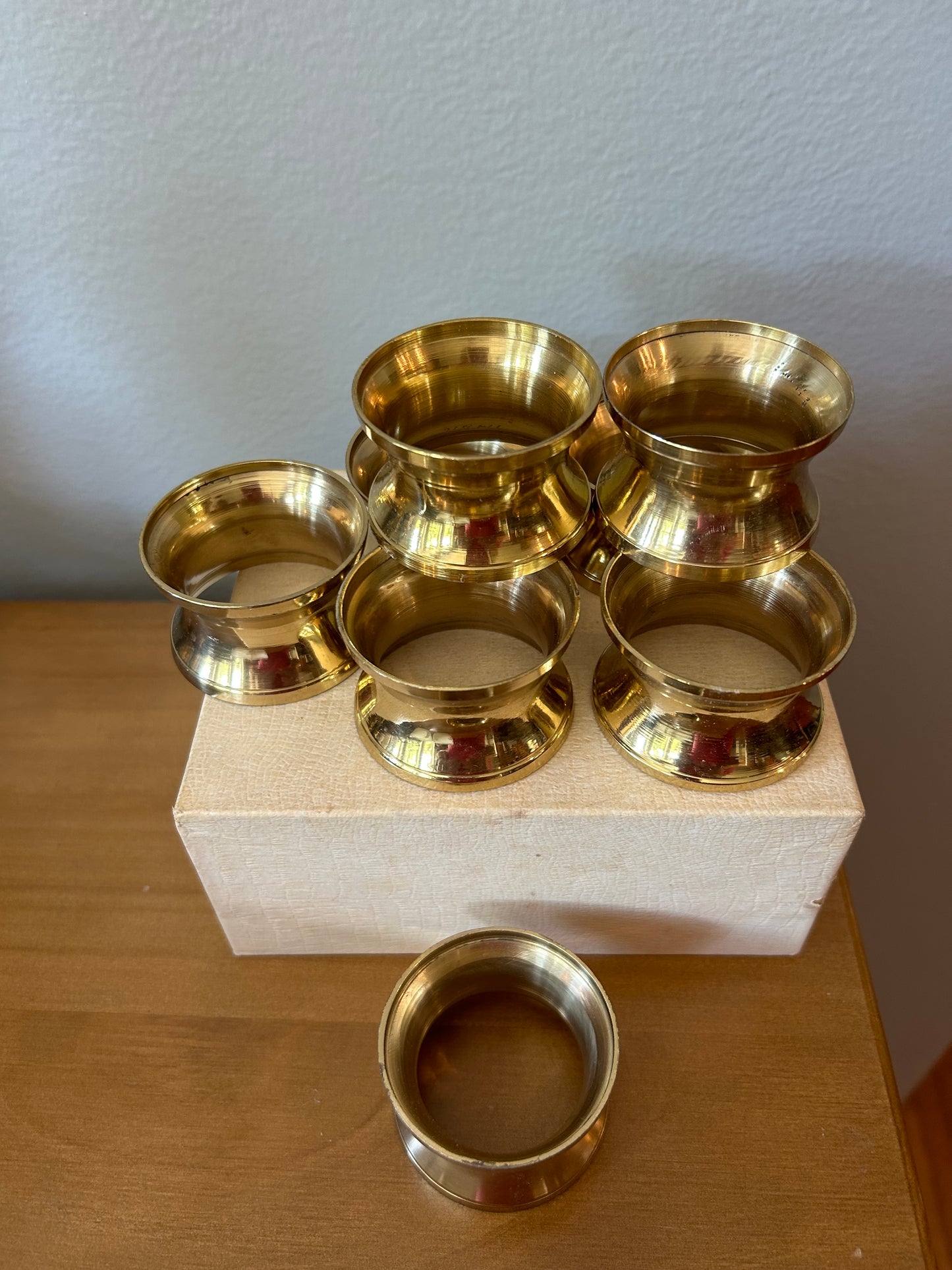 Set of 8 Brass Napkin Rings Shiny Round Shape