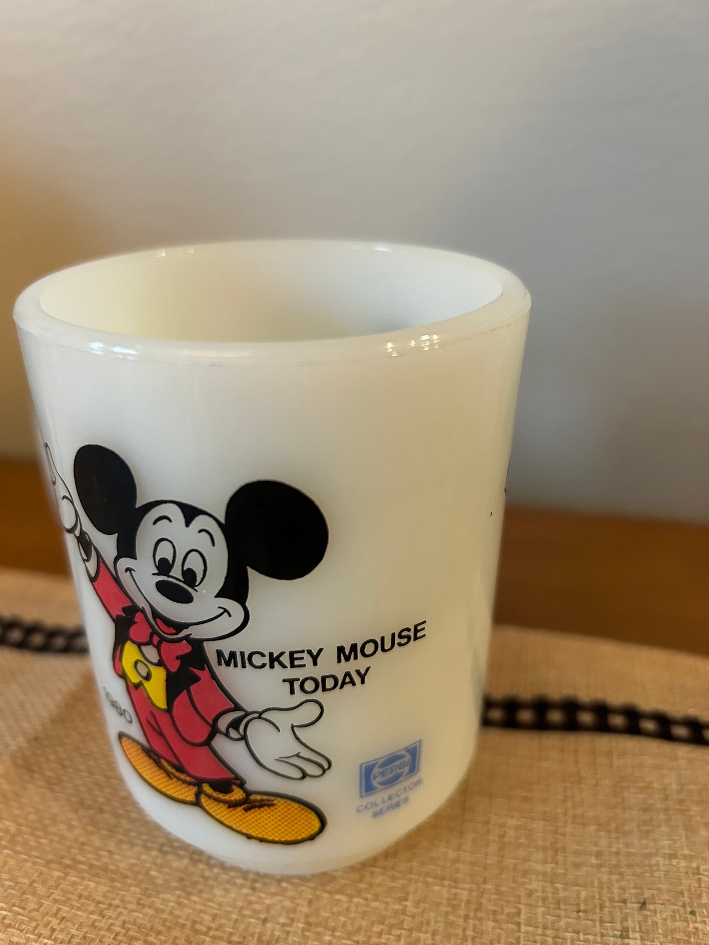 VTG FIRE KING ANCHOR HOCKING MICKEY MOUSE MILK GLASS MUG