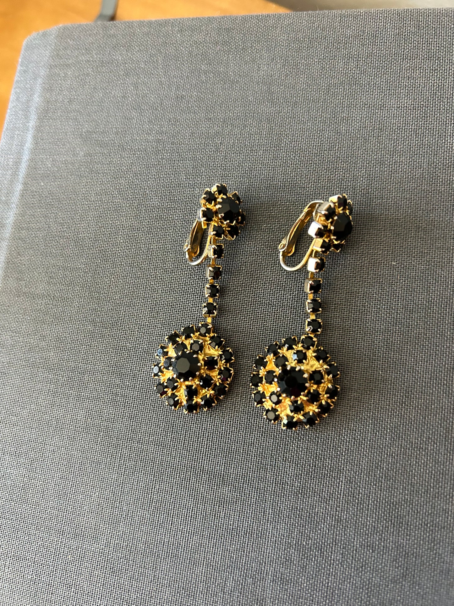 VINTAGE ESTATE Black Rhinestone Dangle Earrings clip-on