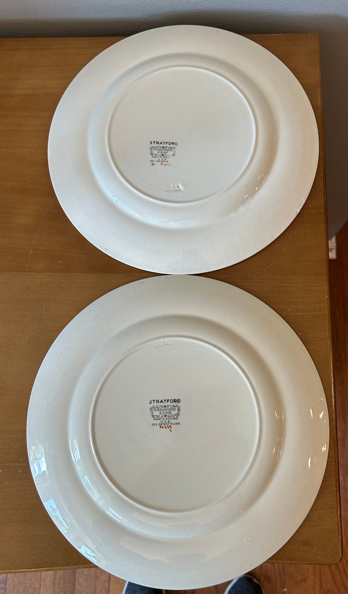 WEDGWOOD OF ETRURIA & BARLASTON STRATFORD EDME DINNER PLATES SET OF 2