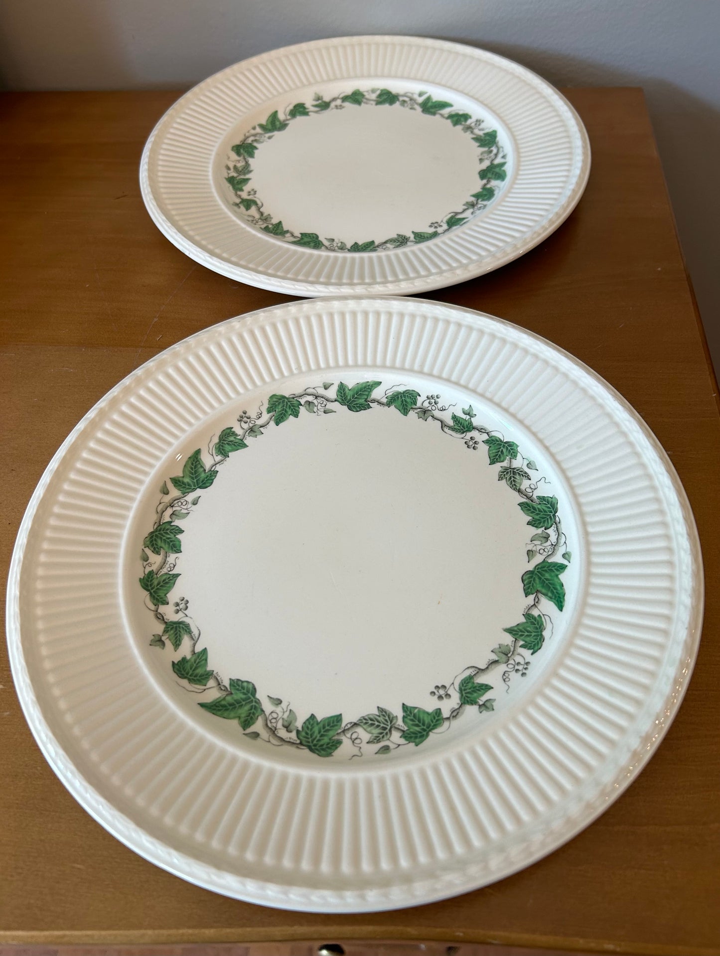 WEDGWOOD OF ETRURIA & BARLASTON STRATFORD EDME DINNER PLATES SET OF 2