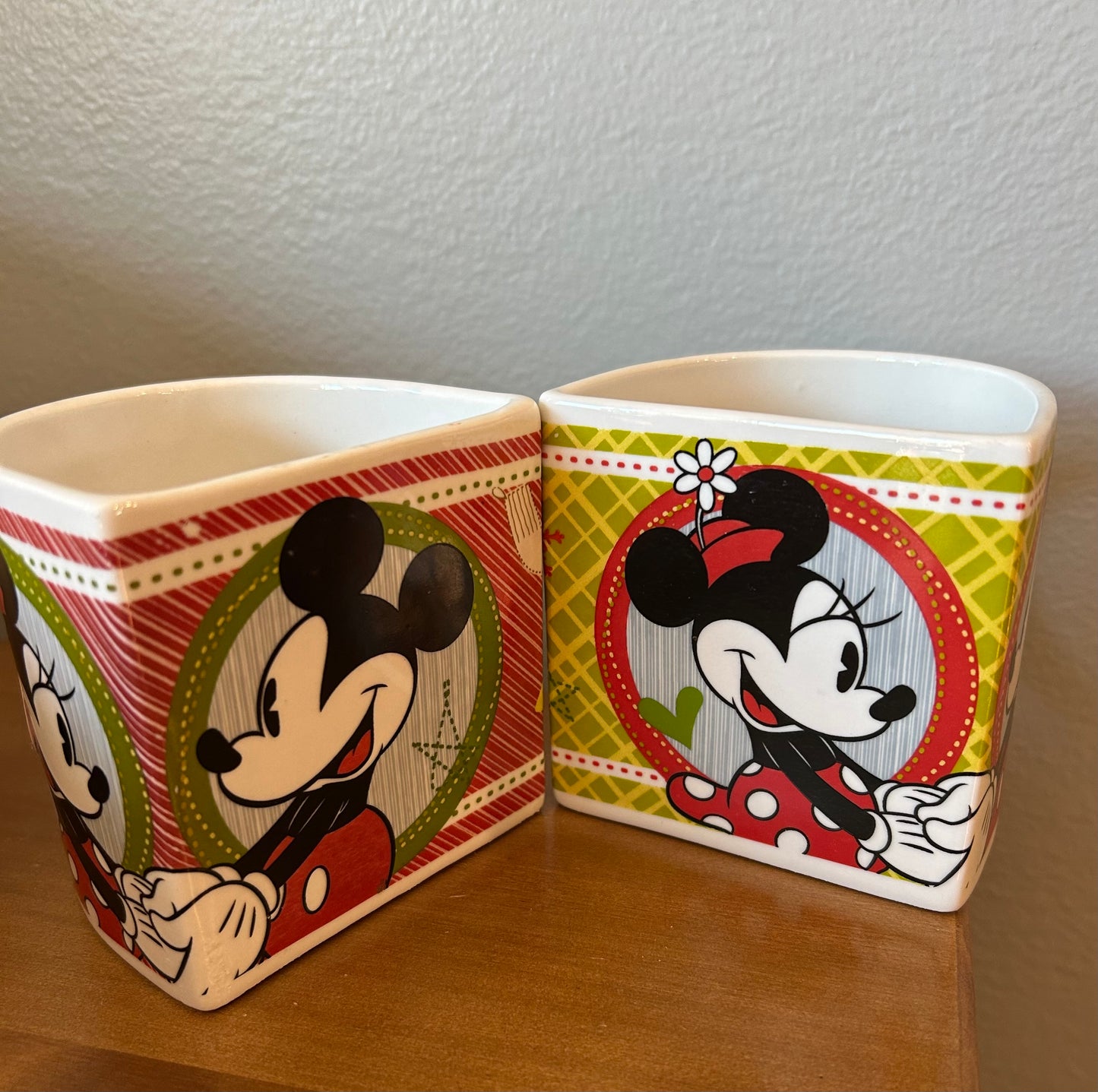 Disney Minnie And Mickey Mouse coffee mugs 12 Oz Holding Hands