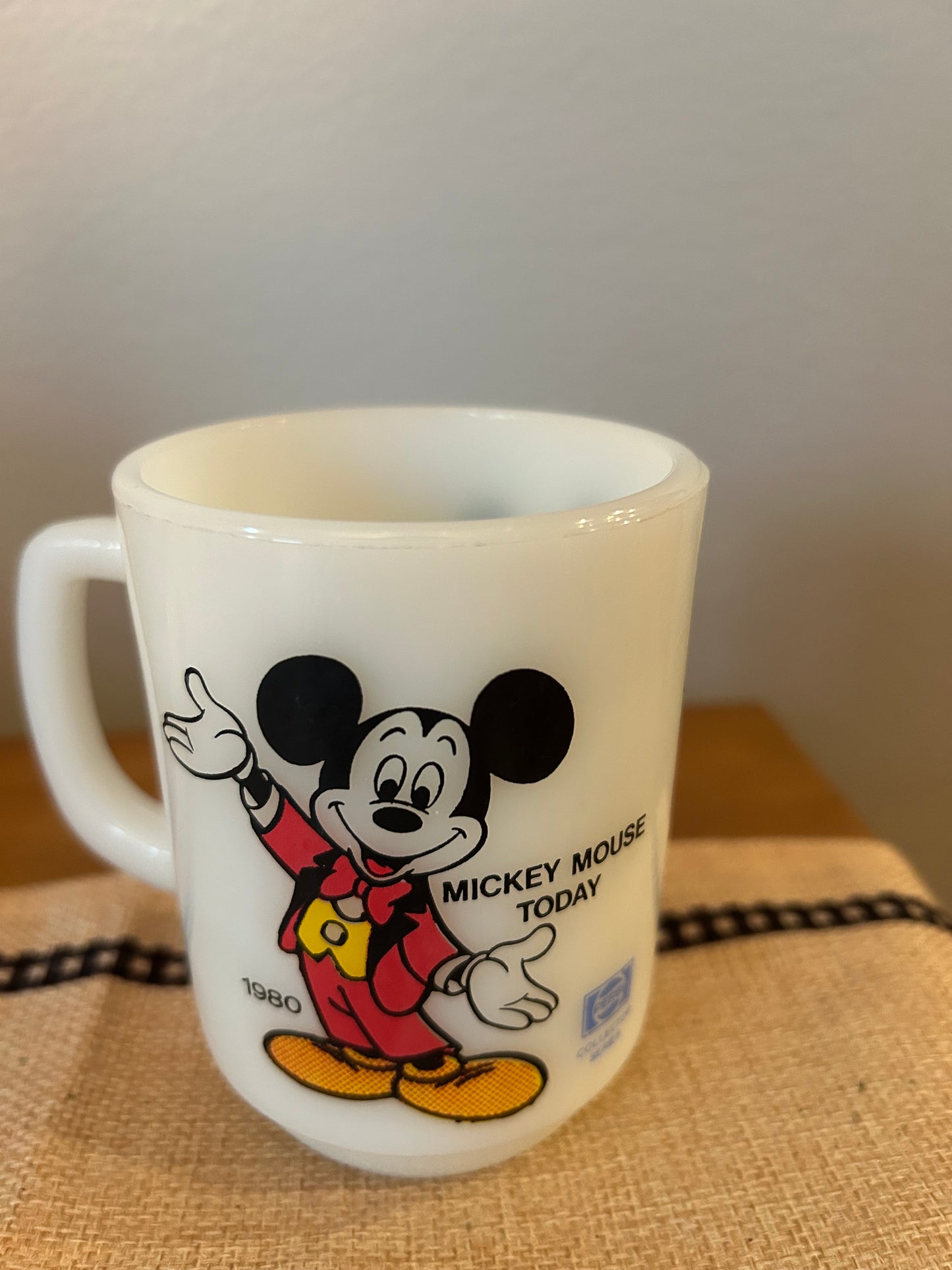 VTG FIRE KING ANCHOR HOCKING MICKEY MOUSE MILK GLASS MUG