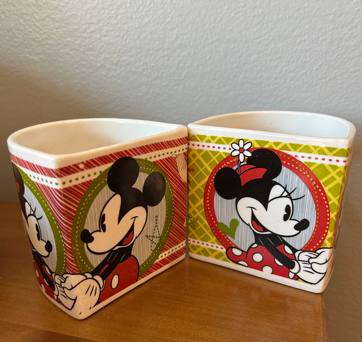 Disney Minnie And Mickey Mouse coffee mugs 12 Oz Holding Hands