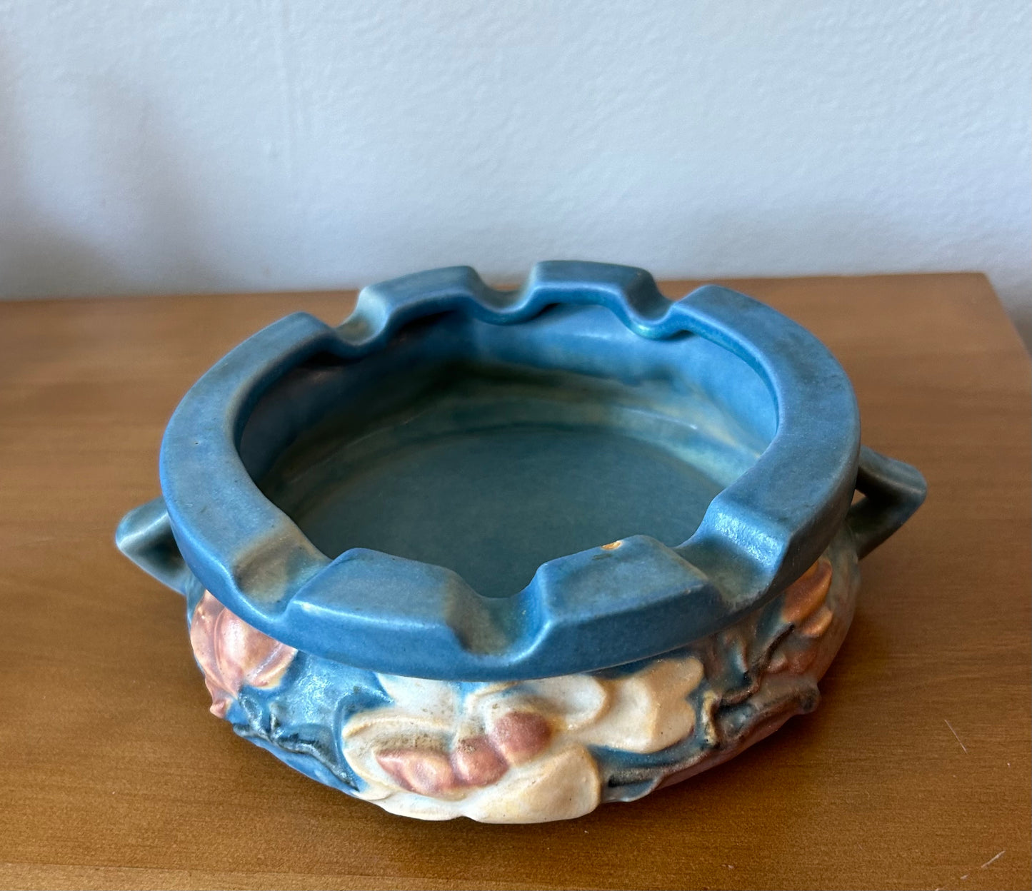 Roseville Pottery Magnolia Ashtray, Shape 28, Blue White & Tan