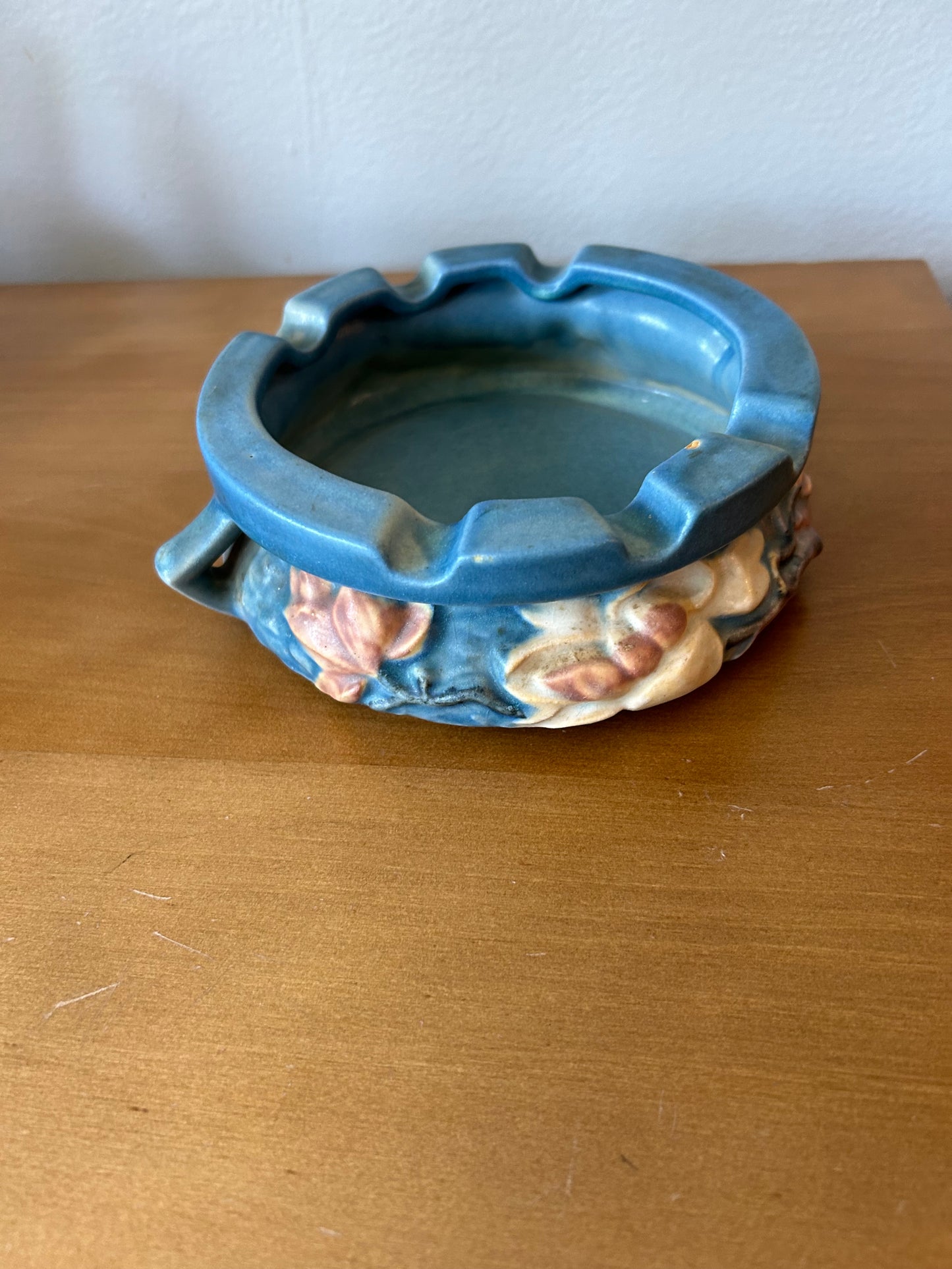 Roseville Pottery Magnolia Ashtray, Shape 28, Blue White & Tan