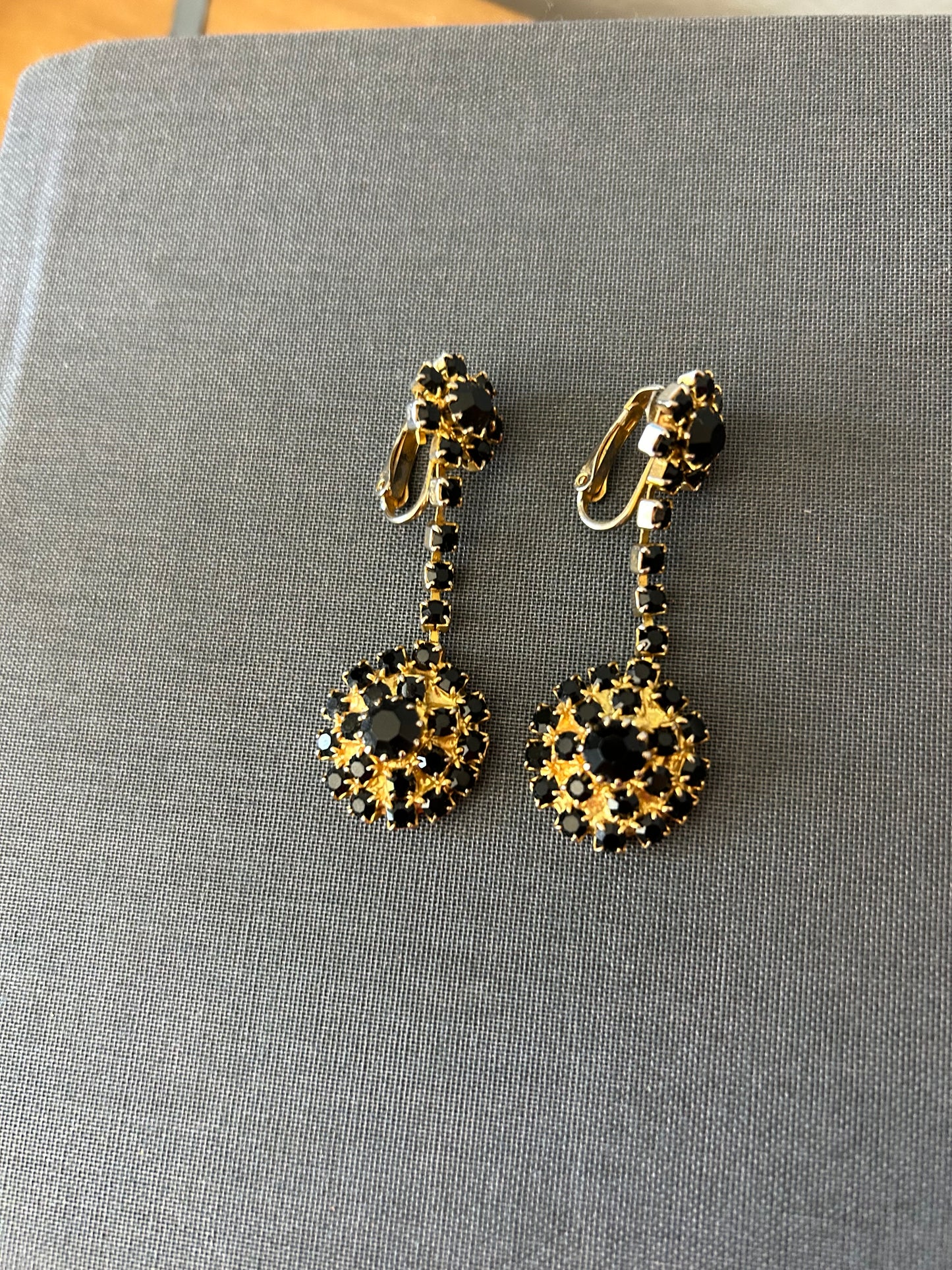 VINTAGE ESTATE Black Rhinestone Dangle Earrings clip-on