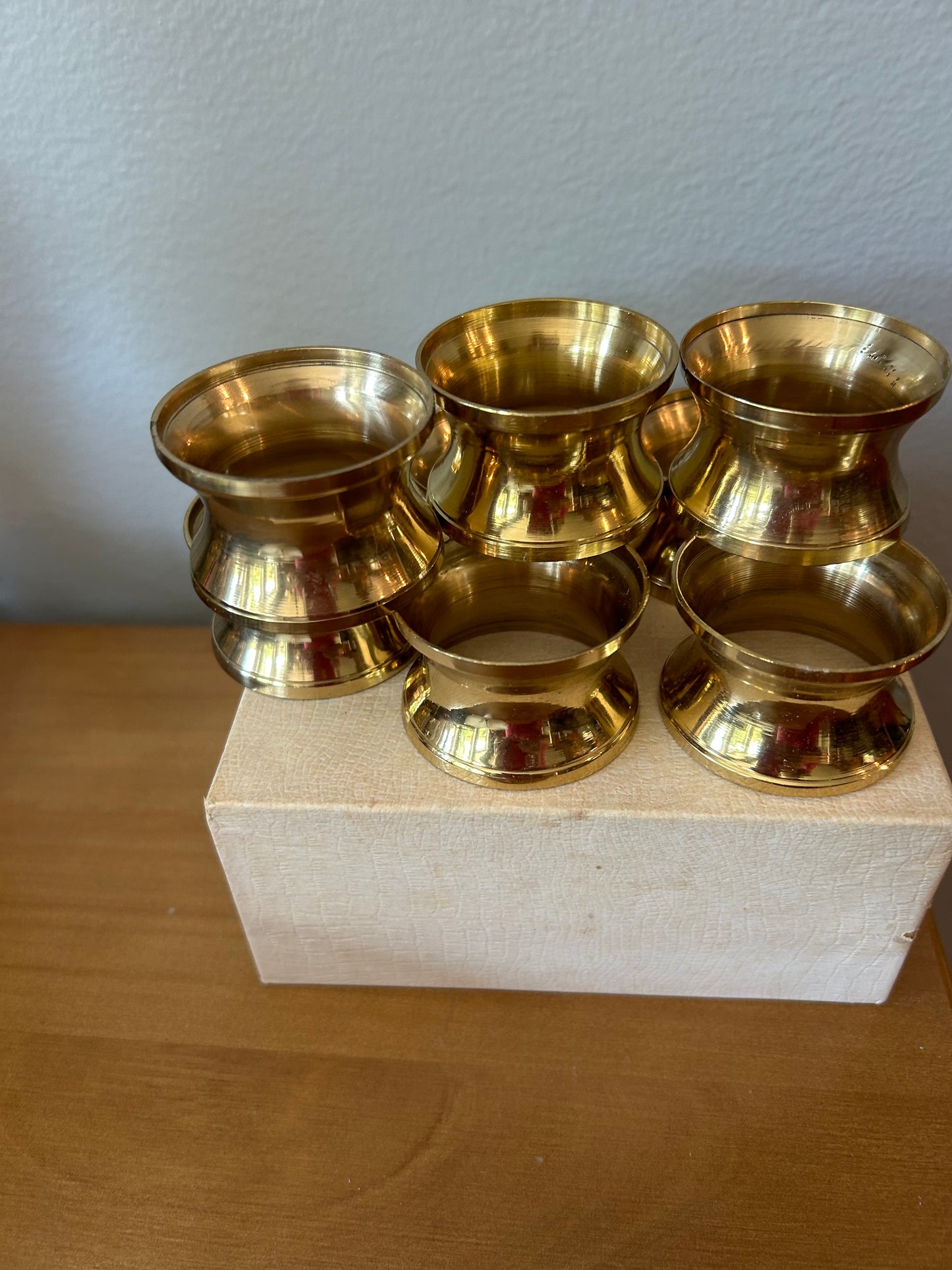 Set of 8 Brass Napkin Rings Shiny Round Shape