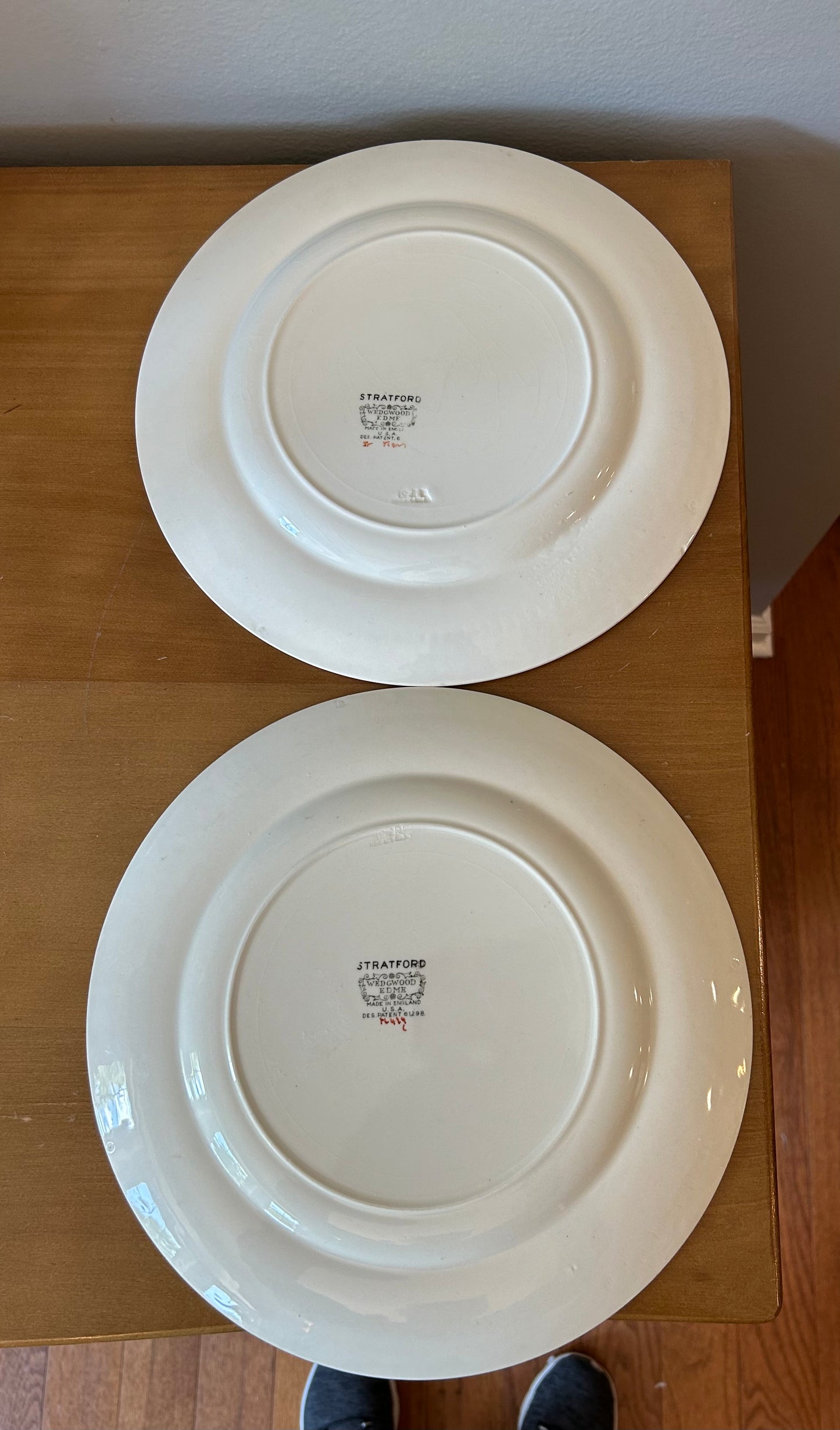 WEDGWOOD OF ETRURIA & BARLASTON STRATFORD EDME DINNER PLATES SET OF 2